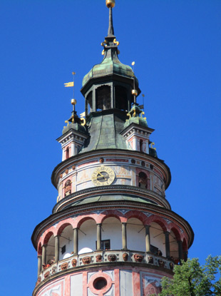 Der Schlossturm mit Fassadenmalerei und Arkadenrundgang in Krummau