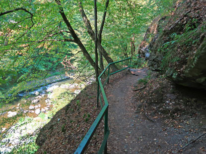 Der Riegrova stezka (Rieger Pfad) führt entlang dem Fluss Jizera (Iser) vom Semily nach Spalov