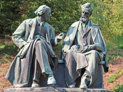 Vater und Sohn Denkmal in Semily (Semil. für die Journalisten und Schriftsteller Antonín Zeman (Pseudonym Stašek) und seinen Sohn Ivan Olbracht