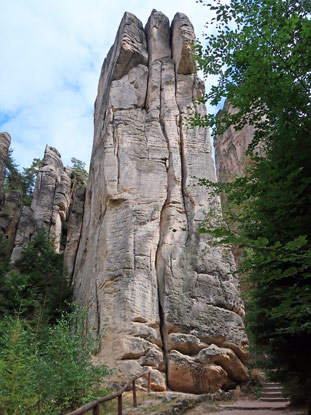Durch die Prachovské skály (Prachauer Felsen) verlaufen zwei Rundwege, ein rot markierter und ein grün markierter.