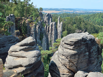 Blick auf Felsendome vom Vyhlídka Míru (Friedens-Aussichtspunkt) in den Prachovské skály (Prachauer Felsen)