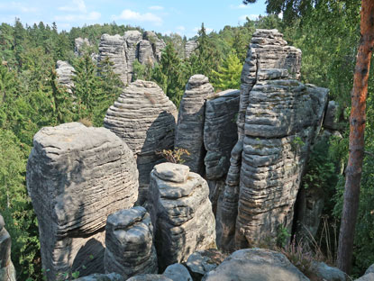 Vom Aussichtspunkt Vyhlídka Pechova hat man auf die Felsen diesen Blick