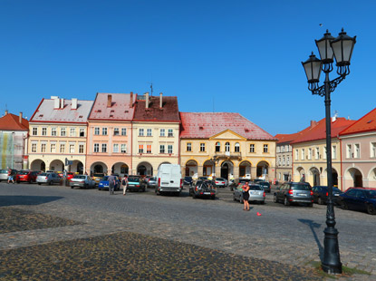 Valdštejnovo náměstí (Wallenstein Platz) in Jitschin  hat eine Größe von 150 m * 50 m und ist umgeben mit farbigen Arkadenhäusern.