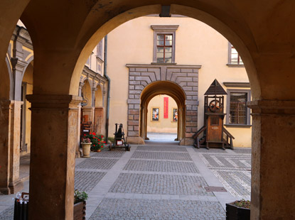 Blick in einen Innenhof des Valdštejnský zámek (Schlosses Wallenstein). Insgesamt sind drei Innenhöfe vorhanden.