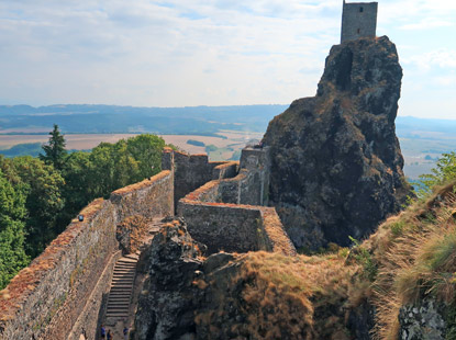 Trosky: Blick von dem Burgturm "Panna" über die Burganlage auf den nördlichen Burgturm "Baba".