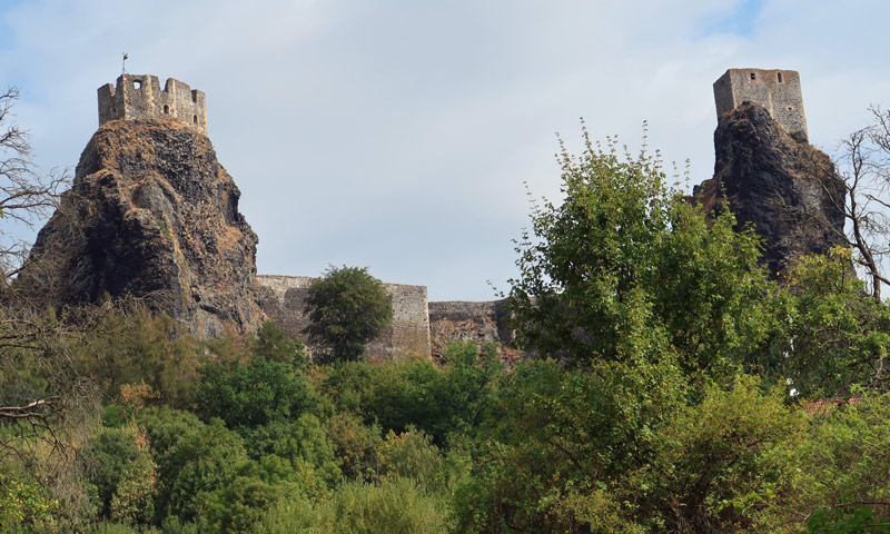 Die hrad Trosky (Burg Trosky) ist von weithin sichtbar und wird deshalb als auch als das Wahrzeichen des Böhmischen Paradieses bezeichnet.