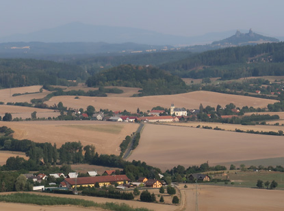 Blick von dem Berggipfel der ehemaligen hrad Veli (Burg Welisch) auf die Region bei Jičn (Jitschin). Im Hintergrund die Burg Trosky