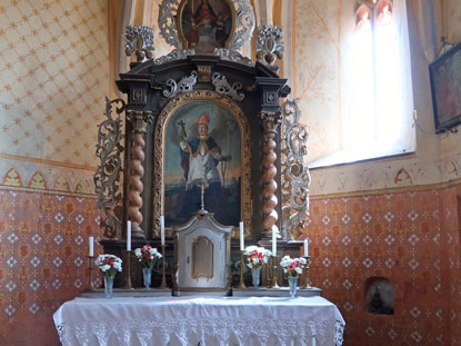 Altar der Kostel svatho Prokopa (Kirche des heiligen Prokop) in Nadslav