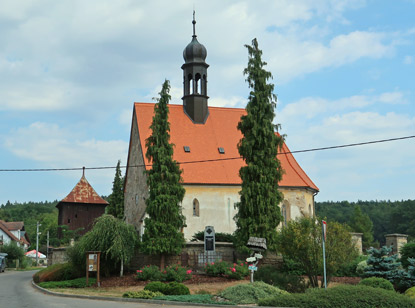 Der Wanderweg fhrt vorbei an der im 14 Jh. erbauten Kostel svatho Prokopa (Kirche des heiligen Prokop) in Nadslav.