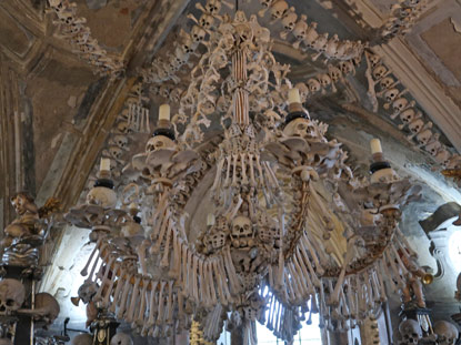 Insgesamt 40.000 Skelette standen den "Knstlern" zur Drapierung bereit. Hier ein Kronleuchter aus smtlichen Knochensorten des menschlichen Krpers.