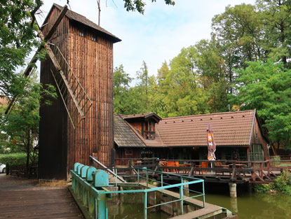 Das Gasthaus Bučicky mln mit der auf den Teich hinausgebauten Terrasse
