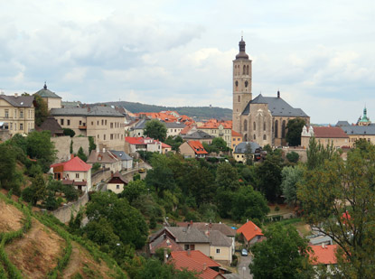Blick von der Chrm sv. Barbory (St. Barbara Kathedrale) auf die Altstadt von Kuttenberg mit der St. Jakob Kirche.