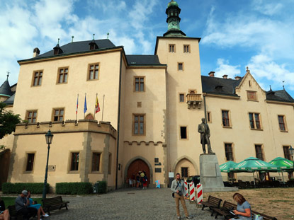 Kutn Hora (Kuttenberg). Im Vlasky dvr (Welschen Hof) ist der Reichtum der Stadt im Mittelalter begrndet. Bis 1727 wurden hier Silbermnzen geprgt 