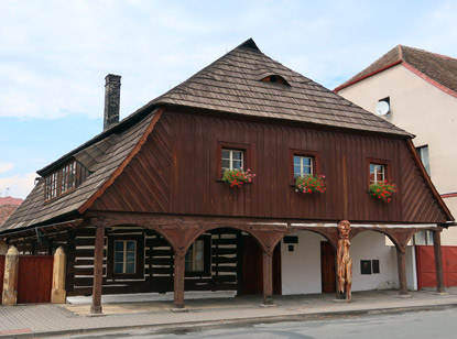 Im Ortszentrum von  Roďalovice (Rozdalowitz) befindet sich in einem Holzhaus die Galerie Melantrich, die fr Ausstellungen verwandt wird.
