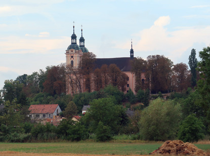 Der Ort mit der mchtigen Barockkirche Kostel sv. Havla in Roďalovice (Rozdalowitz) ist erreicht.