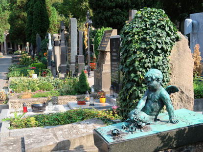 Ehrenfriedhof Vyehrad aus dem 19. Jh. ist die Ruhesttte tschechischer Berhmtheiten, z.B. Smetana, Mucha, Dvořk.