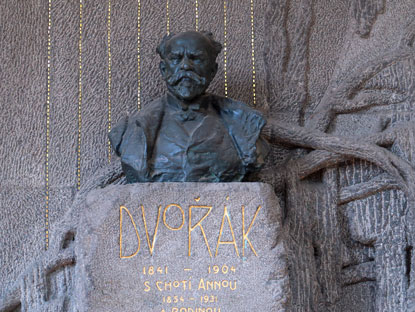 Das vom Jugendstil beeinflusste Grab des 1904 verstorbenen tschechischen Komponisten  Antonin Dvořk befindet sich ebenfalls auf dem Ehrenfriedhof