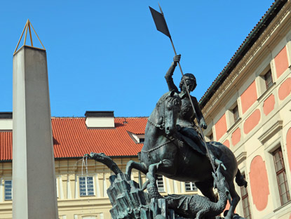 Reiterstatue des hl. Georg und daneben ein 16 m hoher Obelisk zum Gedenken an die Opfer im Ersten Weltkrieg.