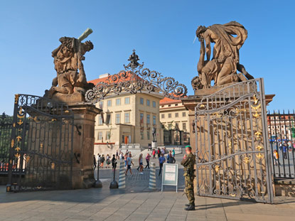Eingangsgtor zur Burg am Hradschin-Platz