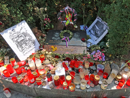 Denkmal fr Jan Palach. Fnf Monate nach der Niederschlagung des Prager Frhlings verbrannte er sich aus Protest auf dem Wenzelsplatz
