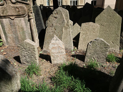 Der "Jdische Friedhof" in Prag. Da aus Platzmangel bis zu 12 Schichten Grber bereinander angelegt wurden vermutet man 100.000 Grabsttten 