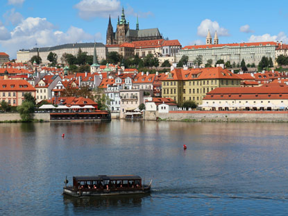 Blick von der Star Město (Altstadt) auf die Vltava (Moldau) und die Prager Burg (Hradschin)