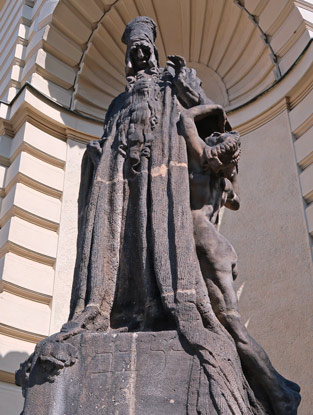 Denkmal des Rabbi Judah Lw.  Lw wurde zum Sinnbild fr das mystische Prag, weil er als der Erschaffer der Legende einer zum Leben erweckten Lehmfigur, dem Golem, berichtete.