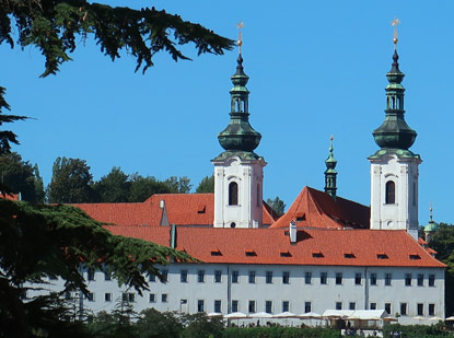 Strahovsk kler (Kloster Strahov). In der Kirche ist Graf zu Pappenheim begraben, der durch Wallensteins Ausspruch "Ich kenne meine Pappenheimer" bekannt wurde