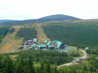 Der Rotberg-Sattel (Červenohorské sedlo) 1.010 m ist vom Heidebrünnel in nur wenigen Minuten erreicht.