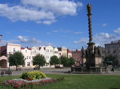 Marktplatz von Broumov (Braunau) mit der Mariensule 