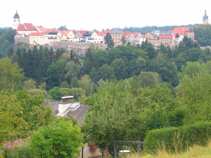 Auf einem Felsen liegt die Altstadt von Neutstadt an der Mettau (Nove Mesto nad Metuji) 
