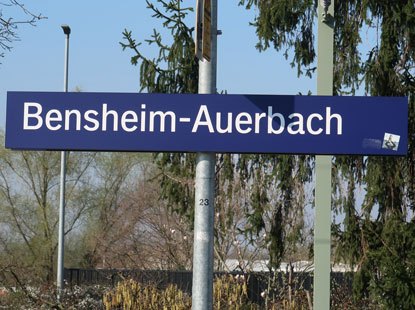 Camino Odenwald: Bahnhofsschild am Bahnhof Bensheim-Auerbach