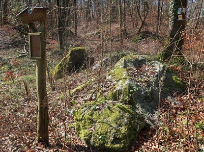 Camino Odenwald: Felsenformation und Wegkreuzung "Toter Mann"
