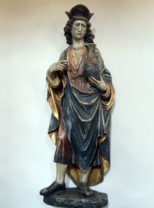 Camino Odenwald: An der Wand der  Pfarrkirche  ist eine Statue von Damian