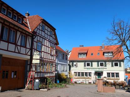 Camino Odenwald: Dorfzentrum mit Dorfbrunnen von Neunkirchen