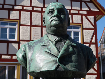Camino Odenwald:  Im Zentrum von Neunkirchen steht ein Gedenkstein für Alfred Ohly, dem Mitbegründer des Odenwaldklubs