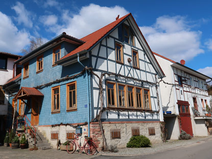 Camino incluso Odenwald. Fachwerkhaus mit Holzschindelnfassade in Steinbach im Odenwald