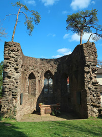 Camino incluso Odenwald: Auf dem Friedhof von Hammelbach steht die Ruine einer Kapelle aus dem 14. Jh.