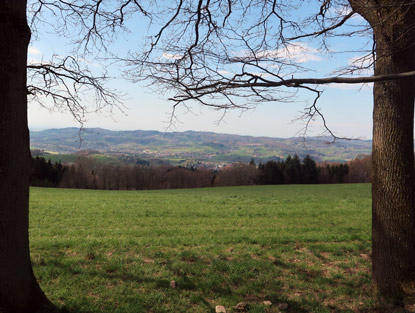 Camino incluso im Odenwald: Blick von der Gaderner Hütte östlich auf die Bergrücken des Odenwaldes