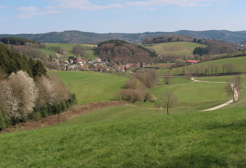 Camino incluso Odenwald: Blick vom Tromm-Höhenweg ins Tal nacj Gadern