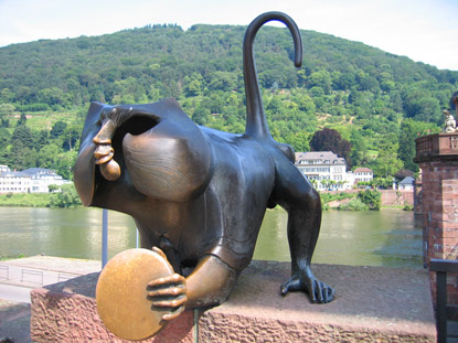 Camino incluso: Brückenaffe an der Alten Brücke in Heidelberg