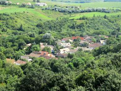 Von der Burg Rabenstein Blick auf den alten Stadtteil Ófalu  von Hollókő  