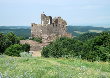 Über den Ort Hollókő  thront die Burg Rabenstein. Hier war vor langer Zeit eine Jungfrau eingekerkert. Raben gelang es, sie zu befreien.