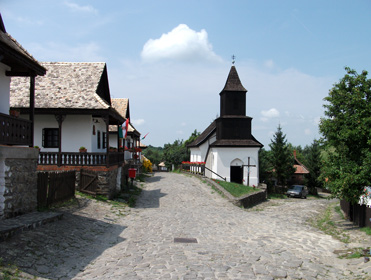 Die Dorfkirche mit Holzturm und Schindeldach bildet den Mittelpunkt des Ortes  Hollókő  