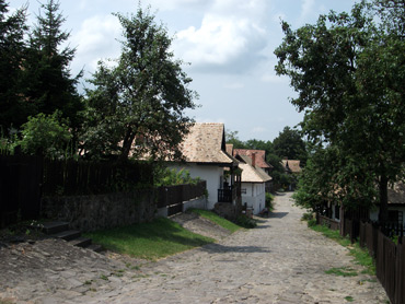  Hollókő ist der schönste Ort Ungarns. Der  Ort ist Teil des Kulturerbes der Welt. Dieser Titel wurde ihm von der UNESCO 1987 verliehen.