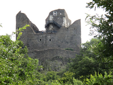 Der Legende nach entführte der Burgherr eine Jungfrau auf die Burg Rabenstein. Raben gelang es die Burg nach und nach abzutragen, um so die wunderschöne Frau wieder zu befreien.