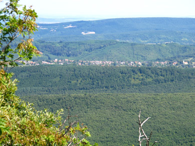 Von  der höchsten Erhebung des Cserhát-Gebirges, am Gipfel des 652 hohen Naszály-csúcs, blickt man auf  Ösagárd 