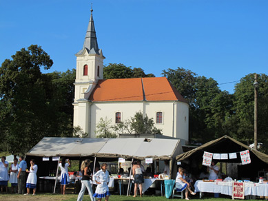 In Ösagárd fand am Nationalfeiertag unterhalb der evangelischen Kirche eine Hundepräsentation statt.