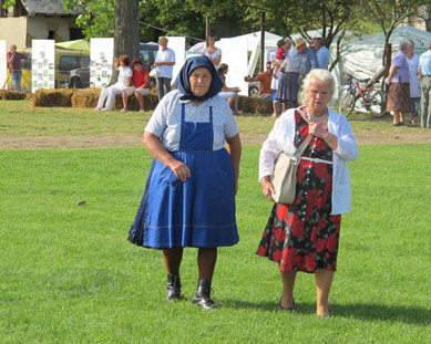 Mehrere ältere Frauen sind auf dem Fest in Ösagárd in ihrer Tracht erschienen.