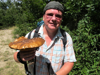 Dirk hält  einen riesigen Steinpilz in seinen Händen. 2010 war auch in Ungarn ein Pilzjahr
